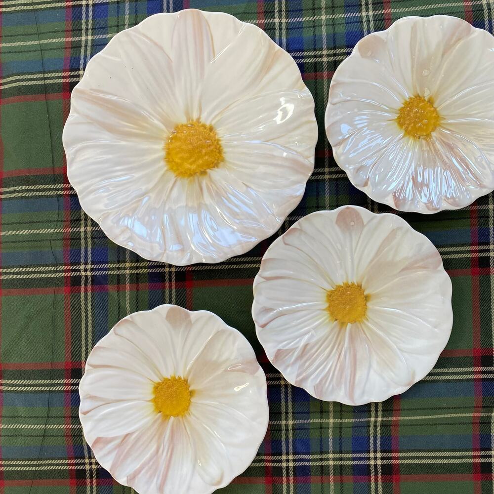 Target Set of 4 Pink-Tinted White Daisy Melamine Small Plates,‎ 2 Sizes